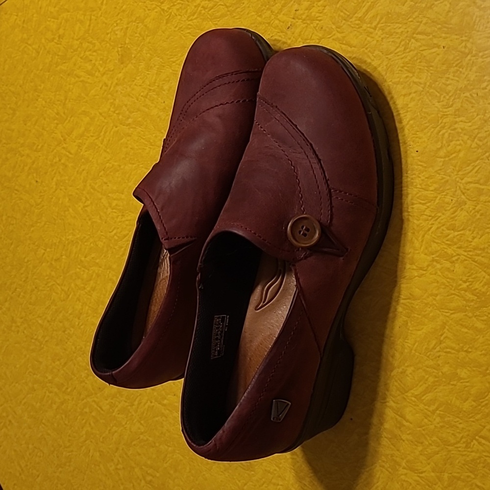 EUC Burgundy Keen